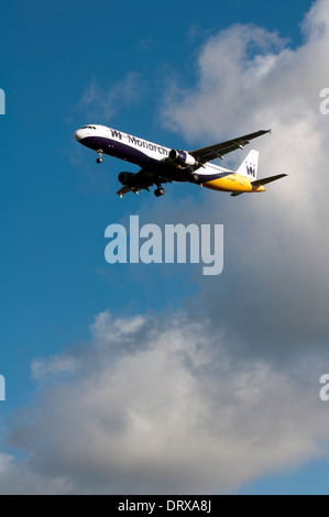 La Monarch Airlines Airbus A321 avvicinando l'Aeroporto di Birmingham, Regno Unito Foto Stock