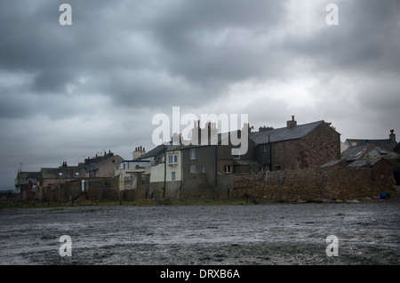 Ravenglass in Cumbria, dal mare sotto un buio cielo minaccioso a bassa marea. Foto Stock