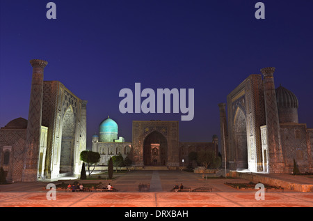 Piazza Registan al crepuscolo, Samarcanda, Uzbekistan Foto Stock