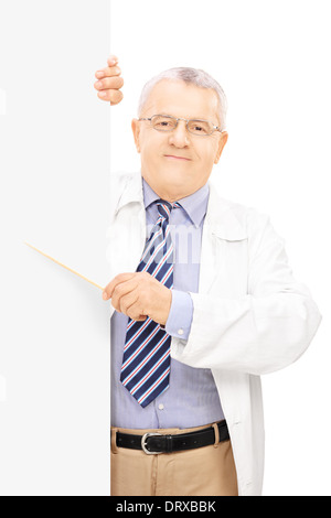 Medico maschio rivolta verso un pannello vuoto con bastone di legno Foto Stock