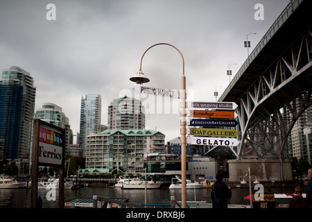 Segno di direzione su Granville Island il Mercato Pubblico, Vancouver, British Columbia. Foto Stock