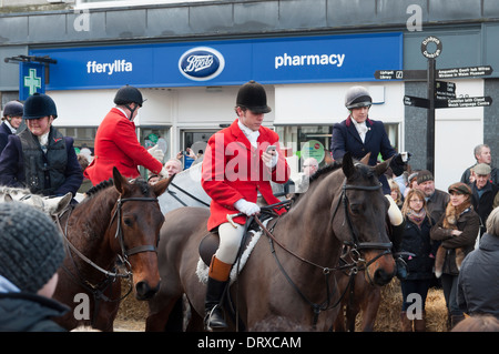 Boxing day Flint e Denbigh Hunt assemblaggio per avviare in Denbigh square North Wales 2013 Foto Stock