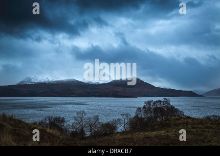 Coperta di neve il vertice di Beinn Sgritheall attraverso il suono di Sleat, Isola di Skye Foto Stock