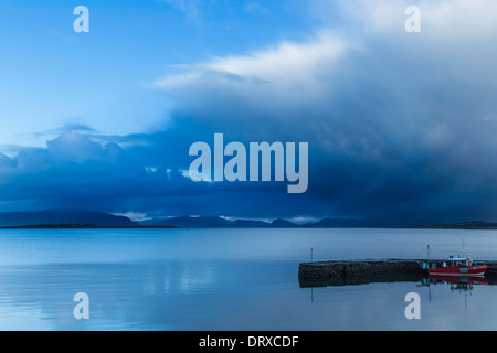 Dal Molo presso la baia di Broadford con storm nuvole sopra il suono interno, Isola di Skye in Scozia Foto Stock