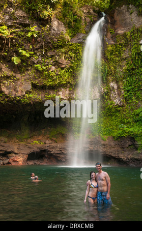 Coppia in luna di miele in visita a cascata di Tavoro a Bouma Parco nazionale sull isola di Qamea, Fiji. Foto Stock