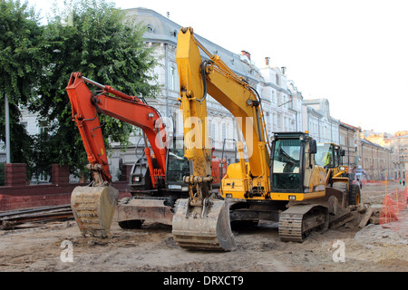 Due moderne e grandi escavatori lavorando sul Lvov street Foto Stock