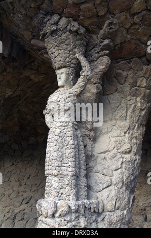 Donne statua di pietra nel parco Guell,Barcellona,l'architettura di Gaudi Foto Stock