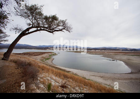 Lago di Cachuma, California, Stati Uniti d'America. 2° febbraio 2014. Lago di Cachuma, la principale fonte di acqua potabile per 200.000 persone sulla costa meridionale di Santa Barbara County sta scomparendo. Il lago è una delle più famose dell'area giochi esterna ed è diventato un emblema della California è la frantumazione di siccità, a solo il 18% del suo livello normale. Nel 2013, la contea ha ricevuto meno di metà della sua precipitazione media ed è al 14 per cento di normale finora nel 2014. La siccità di cui i funzionari dicono che potrebbe essere uno dei peggiori in California la storia, costringe gli agricoltori nella fertile valle centrale regione a fal Foto Stock