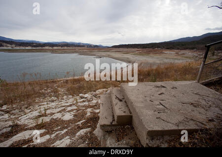 Lago di Cachuma, California, Stati Uniti d'America. 2° febbraio 2014. Passaggi mostrano dove il livello del lago sarebbe quando il lago è pieno. Lago di Cachuma, la principale fonte di acqua potabile per 200.000 persone sulla costa meridionale di Santa Barbara County sta scomparendo. Il lago è una delle più famose dell'area giochi esterna ed è diventato un emblema della California è la frantumazione di siccità, a solo il 18% del suo livello normale. Nel 2013, la contea ha ricevuto meno di metà della sua precipitazione media ed è al 14 per cento di normale finora nel 2014. La siccità di cui i funzionari dicono che potrebbe essere uno dei peggiori in California la storia Foto Stock