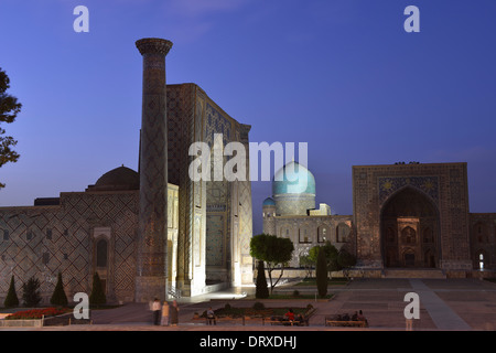 Piazza Registan al crepuscolo, Samarcanda, Uzbekistan Foto Stock