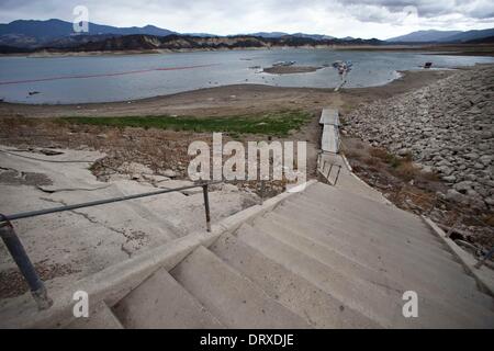 Lago di Cachuma, California, Stati Uniti d'America. 2° febbraio 2014. Un pontone jetty si trova lontano dalla corrente waters edge. Lago di Cachuma, la principale fonte di acqua potabile per 200.000 persone sulla costa meridionale di Santa Barbara County sta scomparendo. Il lago è una delle più famose dell'area giochi esterna ed è diventato un emblema della California è la frantumazione di siccità, a solo il 18% del suo livello normale. Nel 2013, la contea ha ricevuto meno di metà della sua precipitazione media ed è al 14 per cento di normale finora nel 2014. La siccità di cui i funzionari dicono che potrebbe essere uno dei peggiori in California la storia, è Foto Stock