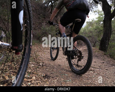 Lago di Cachuma, California, Stati Uniti d'America. 2° febbraio 2014. TIM LANE in mountain bike sul sentiero Tequepis vicino Solvang e Lago di Cachuma nel Los Padres National Forest in Santa Barbara county. Questa è una zona molto popolare per le escursioni a piedi e in bicicletta con scenic aree interne con molti sentieri e campeggi. © Ruaridh Stewart/ZUMA filo/ZUMAPRESS.com/Alamy Live News Foto Stock