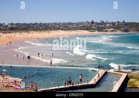 Guardando a nord lungo il sud Curl Curl beach, uno di Sydney la famosa Northern Beaches, Nuovo Galles del Sud, Australia Foto Stock