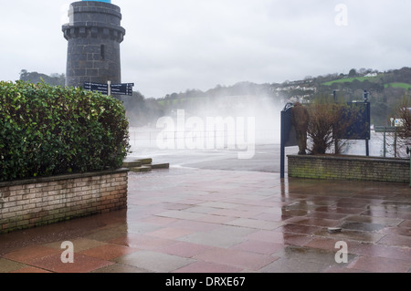 Teignmouth, Devon, Inghilterra. Febbraio 2014. Grandi onde ha colpito la parte occidentale del mare di Teignmouth parete durante le tempeste di febbraio. Foto Stock