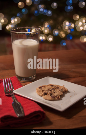 Latte e biscotti sul tavolo per Babbo Natale Foto Stock