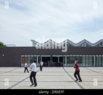 Scuola di Wednesfield, Wolverhampton, Regno Unito. Architetto: Capita Symonds architettura, 2013. Cortile principale con gli studenti a Foto Stock