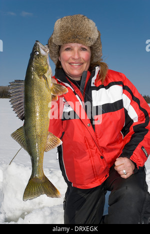 La donna può contenere fino a inverno walleye ha catturato la pesca sul ghiaccio. Foto Stock