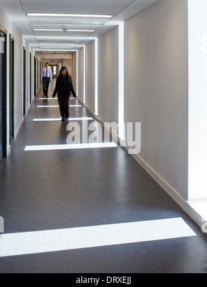 Scuola di Wednesfield, Wolverhampton, Regno Unito. Architetto: Capita Symonds architettura, 2013. Corridoio di scuola. Foto Stock