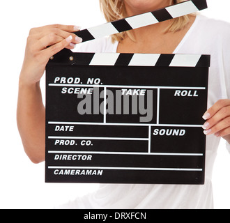 Giovane donna utilizzando clapperboard. Tutto su sfondo bianco. Foto Stock