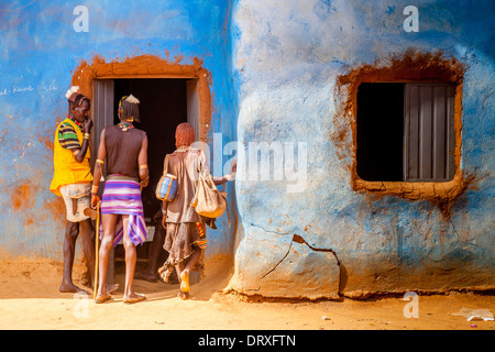 Hamer persone nella città Dimeka, Valle dell'Omo, Etiopia Foto Stock