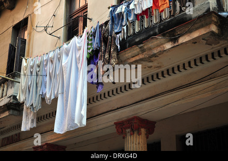 L'Avana, Cuba: lavaggio su una linea al di fuori di un city center apartment block Foto Stock