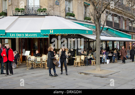 Terrazza esterna di Les deux Magots nel quartiere di Saint Germain-des-Prés, Parigi, Francia. Foto Stock