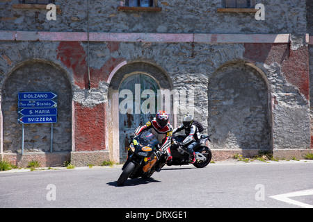 Motociclista su Honda moto aziona il Passo dello Stelvio, il Passo dello Stelvio, dello Stelvio a Bormio, Italia settentrionale Foto Stock