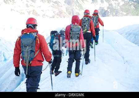 Gli escursionisti a piedi lungo il Mendenhall Glacier, Juneau, in Alaska Foto Stock