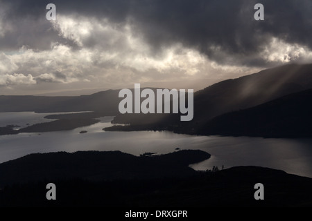 Area di Loch Lomond, Scozia. Drammatica nuvoloso vista aerea del Loch Lomond. Foto Stock
