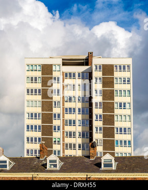 Tradizionali case a schiera vittoriane di Falconar Street con i moderni appartamenti a torre degli anni '60 dietro. Newcastle upon Tyne, Regno Unito. Foto Stock