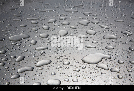 Le goccioline di acqua sulla lucida superficie di metallo Foto Stock