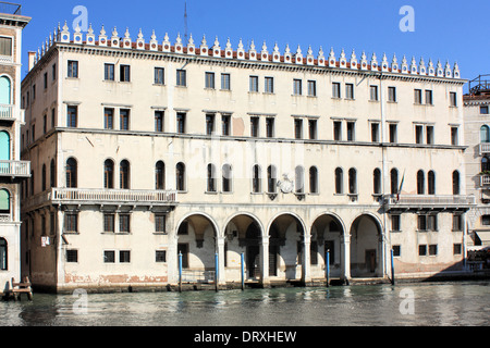 Fondaco dei Tedeschi (tedesco) magazzino sul Canal Grande vicino al Ponte di Rialto. Foto Stock