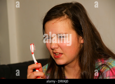 Tredici anni di ragazza con spazzolino da denti Foto Stock