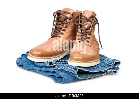 Scarpe da trekking con jeans blu isolato su bianco con percorso di clipping. Foto Stock