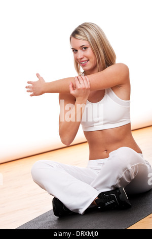 Serie Fitness - Giovane donna stretching Foto Stock