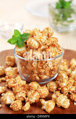 Ciotola di vetro di popcorn rivestita con caramello Foto Stock