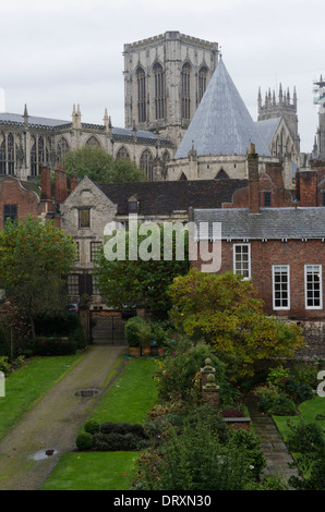 York Minster dai bastioni, in York, nello Yorkshire, Inghilterra. Foto Stock