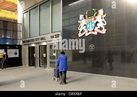 Londra, Inghilterra, Regno Unito. Westminster City Hall, 64 Victoria Street. Stemma dell'ex Metropolitan Borough di Westminster Foto Stock