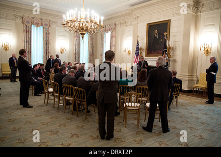 Il Presidente Usa Barack Obama e il Vice Presidente Joe Biden incontrare con il Senato leader della minoranza Mitch McConnell e congresso repubblicano del senato per discutere il governo lo spegnimento e il limite di debito termine nello stato in sala da pranzo della Casa Bianca Ottobre 11, 2013 a Washington, DC. Foto Stock