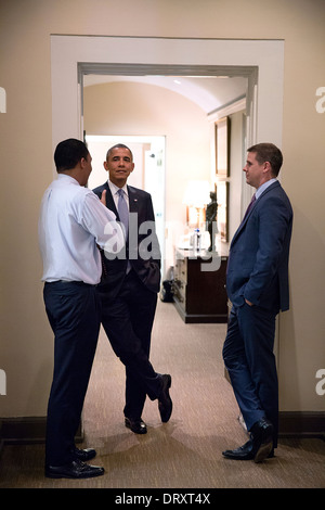 Il Presidente Usa Barack Obama parla con Rob Nabors, Vice Capo del Personale della Casa Bianca per la politica e il Senior Advisor Dan Pfeiffer, a destra in un corridoio nell'ala ovest della Casa Bianca Settembre 26, 2013 a Washington, DC. Foto Stock