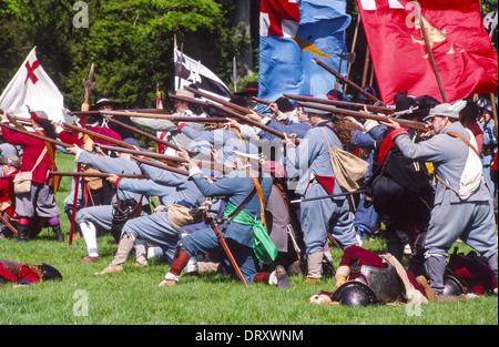 Guerra civile inglese rievocazione dal Nodo sigillato la società in Weston Park, 26 giugno 1998. Foto Stock