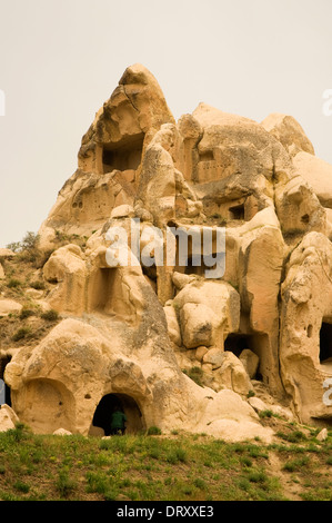 ASIA, la Turchia, la Cappadocia, Çavuşin, tipico paesaggio della Cappadocia con insolite formazioni rocciose e le case incastonate nella roccia Foto Stock