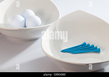 Due ceramiche bianche bocce e palline da golf Foto Stock