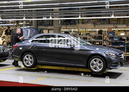 Bremen, Germania. 04 feb 2014. I primi modelli della nuova classe C sono assemblate all'avvio ufficiale della produzione della nuova classe C della Mercedes Benz impianto in Bremen, Germania, 04 febbraio 2014. Nel 2014 la nuova Classe C sarà prodotta in quattro sedi in tutto il mondo, in Brema, in Sud Africa, in Cina e negli Stati Uniti per la prima volta. La Daimler azienda ha investito più di un miliardo di euro. Foto: Ingo Wagner/dpa/Alamy Live News Foto Stock