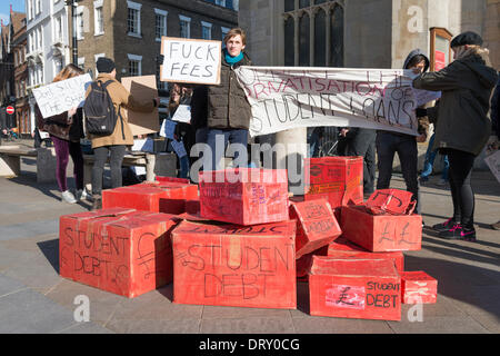 Cambridge, Regno Unito. 4° febbraio 2014. Gli studenti protestano contro la privatizzazione di studente prestiti alle imprese private che in King's Parade Cambridge Regno Unito il 4 febbraio 2014. La dimostrazione è parte di una settimana di azione da parte degli studenti attraverso il Regno Unito che si oppongono al governo prevede di vendere fino a £900m del debito degli studenti al finanziamento privato delle imprese. Credito Eales Julian/Alamy Live News Foto Stock