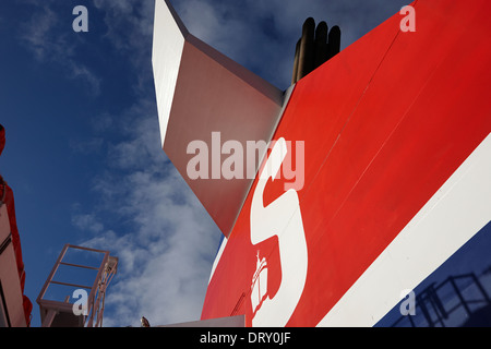 Traghetto stenaline logo sul traghetto stack di fumo Foto Stock