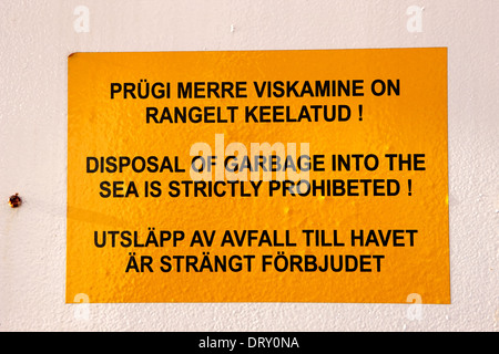 Multilingue di smaltimento di rifiuti in mare è rigorosamente vietata Foto Stock