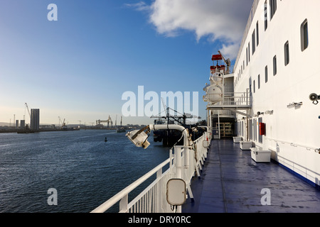 Al di fuori di passerella di Stena Line traghetto passeggeri nel porto di Belfast Foto Stock