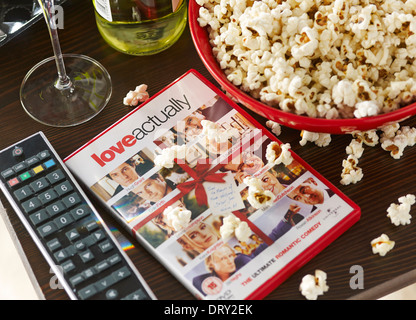 Una notte in con un DVD e popcorn Foto Stock