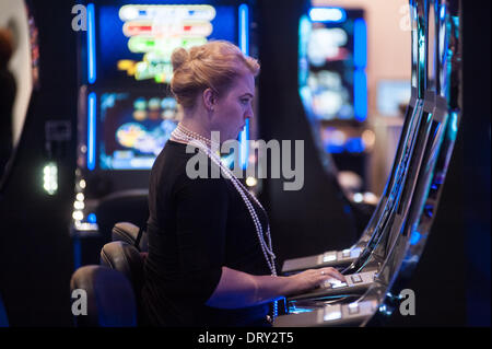 London, Regno Unito - 4 February 2014: una donna che gioca a slot machines all'ICE totalmente Gaming 2014 mostrano, il più grande evento nel settore dei giochi. Credito: Piero Cruciatti/Alamy Live News Foto Stock